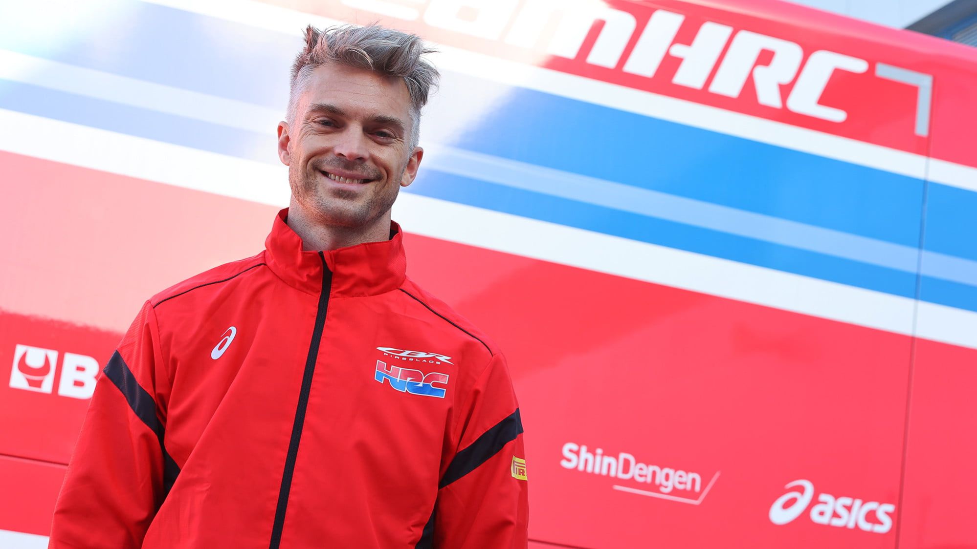 متسابق الدراجات النارية البريطاني ليون كامير